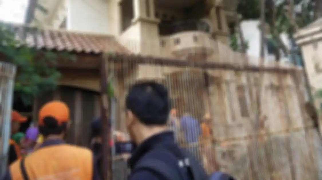 Biarpun harus hidup menderita sejak ditelantarkan sang ayah, Tiko tetap enggan menjual rumah mewah Ibu Eny. Ini alasannya.