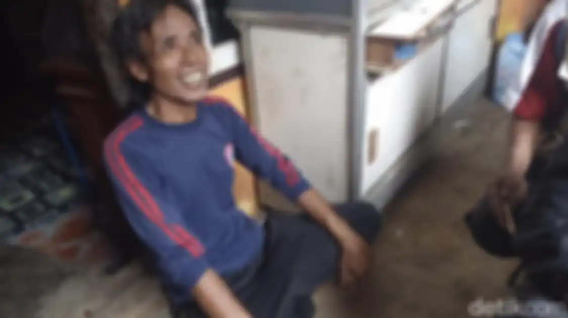 Tetangga pelaku pembunuhan berantai di Bekasi sempat meminum kopi racun tikus. Begini potret kondisinya.