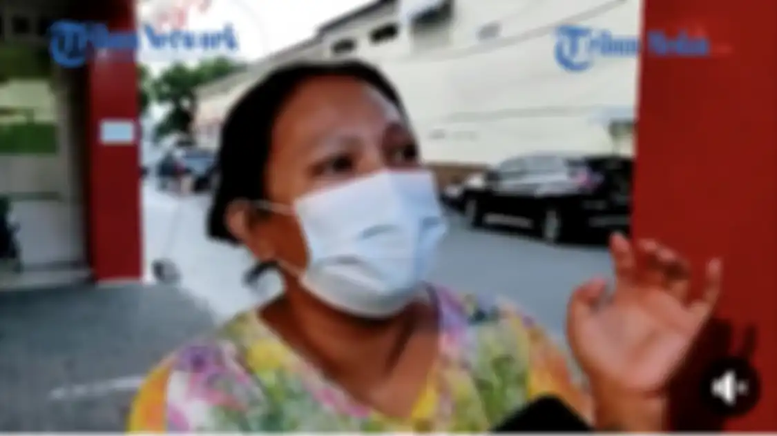 Istri tukang parkir Pasar Simpang Limun Medan menceritkan kondisi suaminya usai mencoba menghalagi aksi pelaku perampokan toko emas.