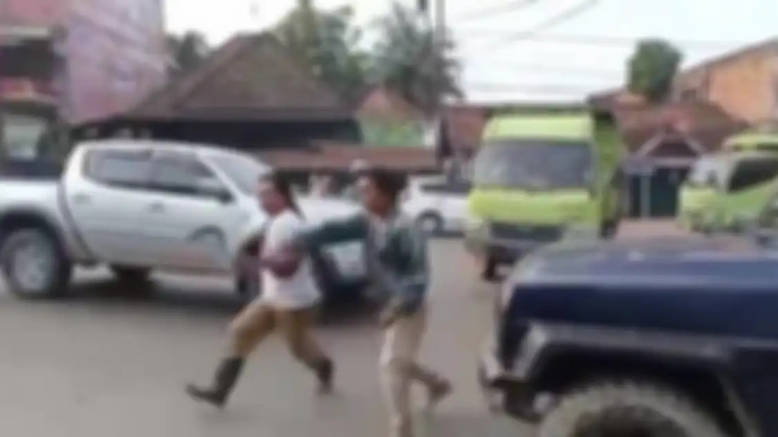 Pria yang nekat mengejar anggota Polantas Polres Banyuasin Sumatera Selatan itu merasa tak terimaanaknya ditilang di jalan. 