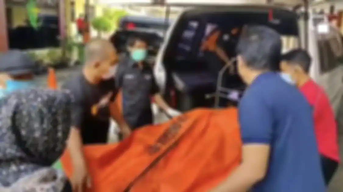 Rekan dokter Agus Sugianto dan keluarganya begitu prihatin atas peristiwa kebakaran di Tambora. Tetangga ungkap sifat asli korban.