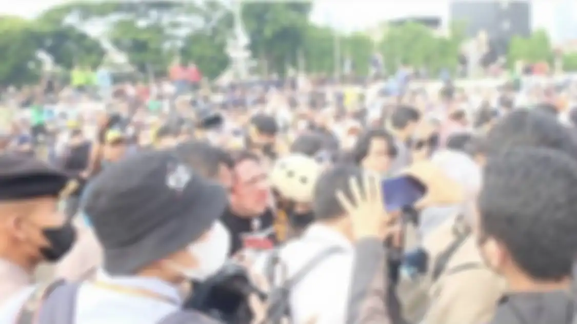 Pengeroyok Ade Armando sudah ditetapkan sebagai tersangka. Pelaku coba kelabui polisi dengan cara begini. Foto tampangnya beredar. "Tadi jam 10 atau jam 11 malam itu dipindah ke HCU. Jadi nggak ada siapa 