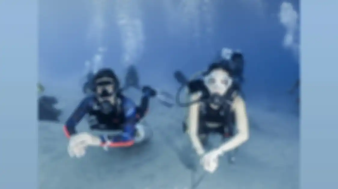 Pantas Gisel rela jalani hobi diving, ternyata janda Gading Marten ini sekaligus jualan barang ini. Foto ibunda Gempi di atas kapal buktinya. 