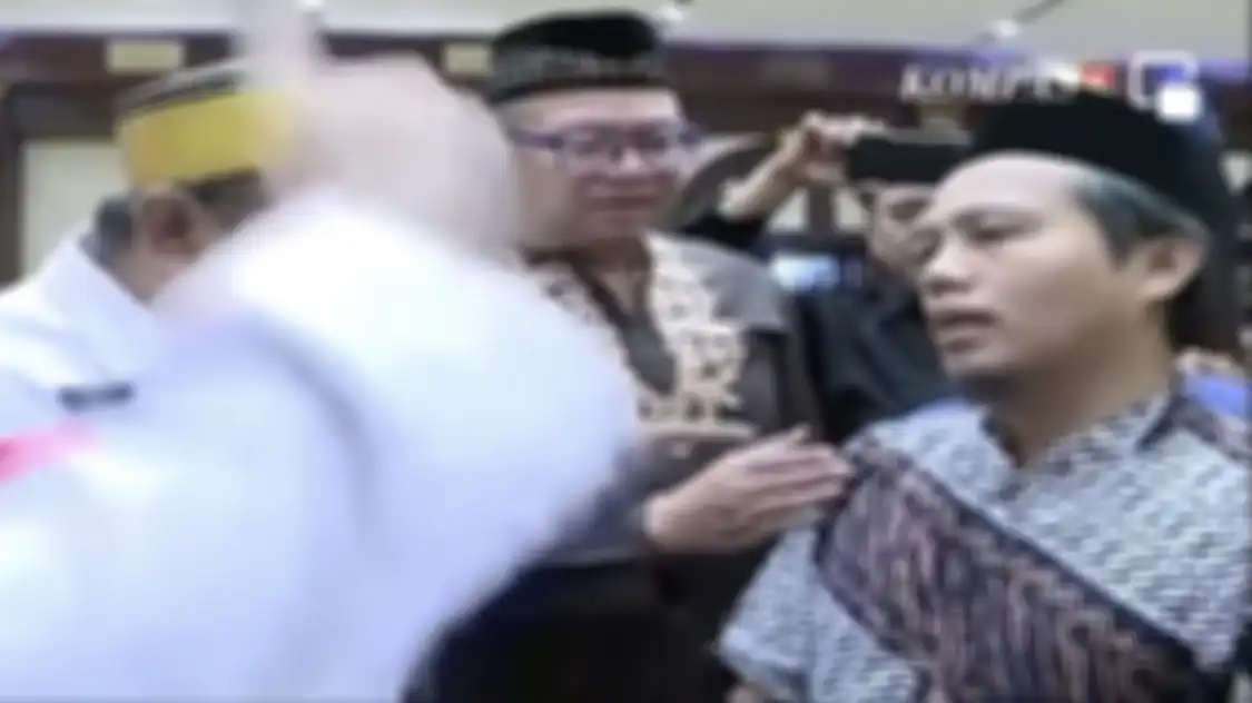Ini foto tampang peserta deklarasi Anies Baswedan Capres 2024 yang ngotot memasang bendera HTI di panggung acara. 