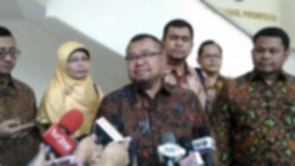 ACT ketahuan mengirimkan dana buat kegiatan terlarang. PPATK sudah melaporkan temuannya ke Densus 88. Foto pendiri ACT jadi bulan-bulanan.