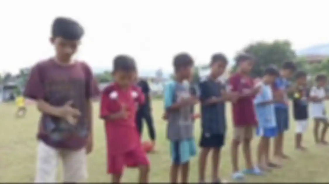 Anak-anak mengikuti lomba permainan lato-lato. Agar tak berbahaya, kenali cara mainnya yang benar.