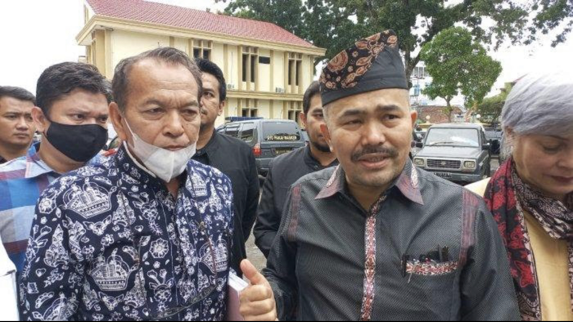 Pengacara Brigadir J yang dikira hilang usai diusir Dirtipidum diam-diam dapat job baru dari juragan tanah. Foto Kamaruddin jadi sorotan.
