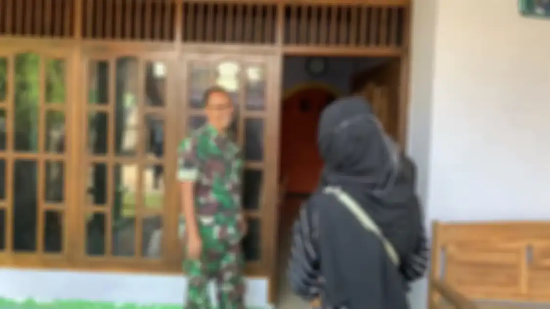 Ibunda pemuda Madiun sampai harus memelas begini saat motof anaknya bantu hacker Bjorka diungkap. Foto tersangka beredar.