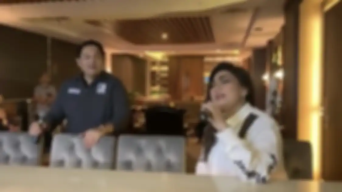 Farhat Abbas yang tampak rukun dengan Nia Daniaty membuat netizen heboh. Dia sengaja beri pesan menohok ke suami Olivia Nathania.