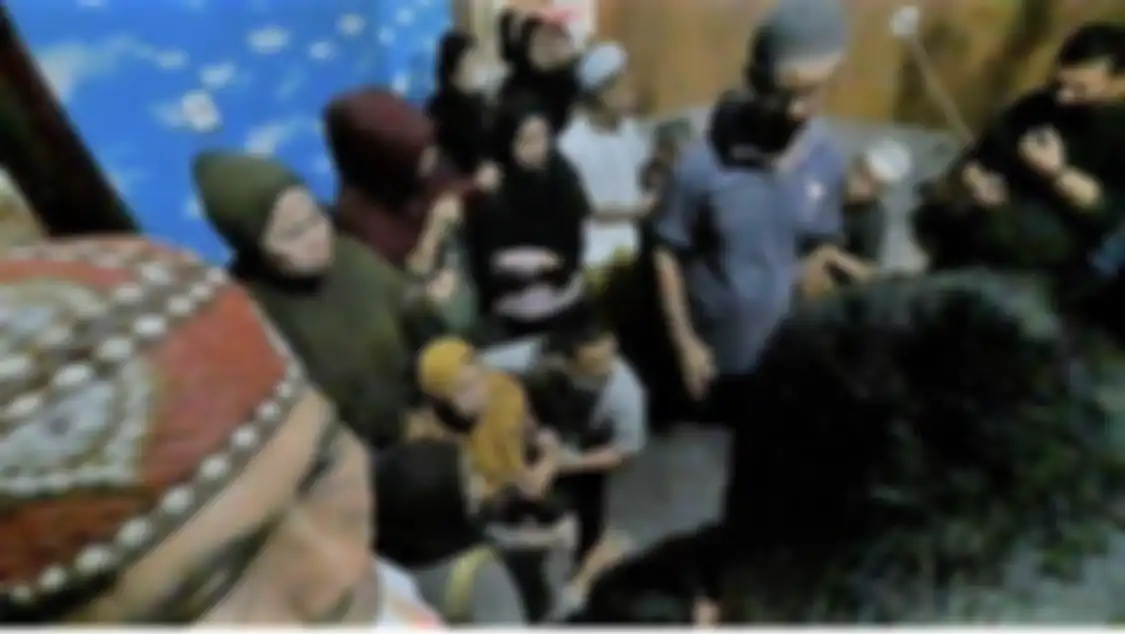 Ibunda Ridho Suhendra korban mutilasi yang meregek di sisi peti jenazah anaknya. Dia meminta keluarga lakukan ini. 