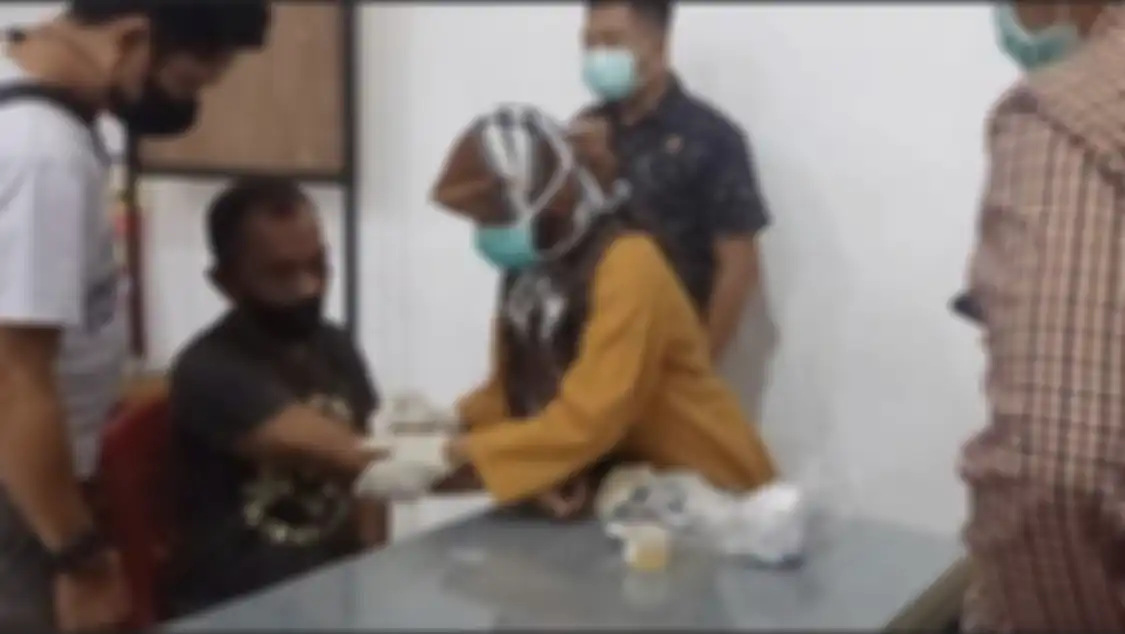 Foto joki vaksin yang diunggah dokter Tirta sontak diserbu netizen. Banyak netizen yang ikut terkejut hingga memberikan ragam komentar. 