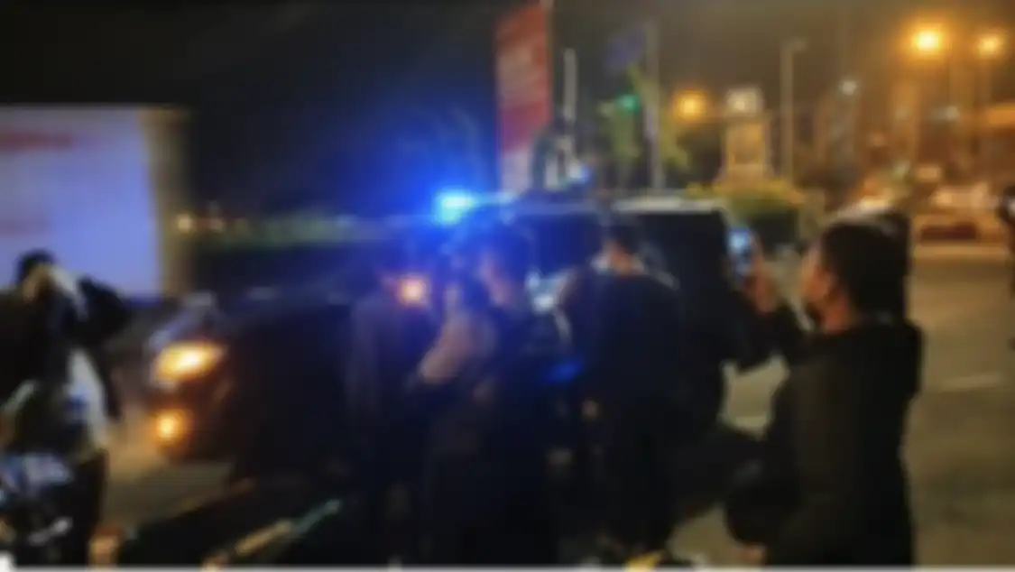 Mobil Fortuner Daus Mini ditangkap polisi. Mobilnya disebut memakai pelat bodong hingga harus menginap di kantor polisi. 
