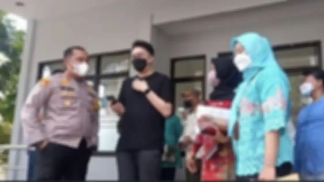 Pemilik restoran nasi Padang babi sudah bikin orang Minang murka. Foto tampangnya disebarkan usai diperiksa polisi. 