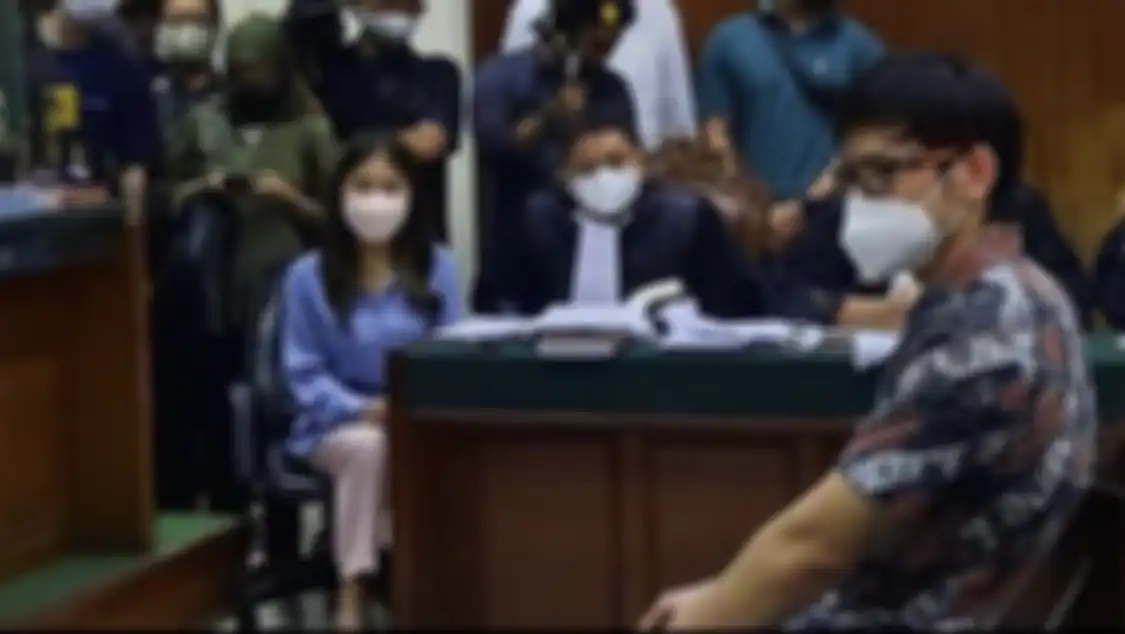 Nicholas Sean akhirnya mau menuruti perintah hakim ketua terkait fakta pribadi di depan Ayu Thalia. Adik Ahok unggah foto kemenangan usai sidang.