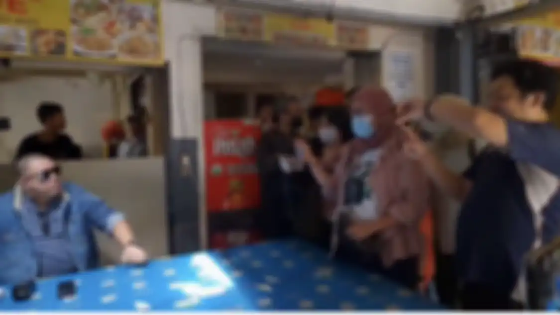 Pengacara Sunan Kalijaga menyindir Hotman Paris pakai foto mobil mewah. Dia murka Razman Nasution dilarang masuk Kopi Johny.