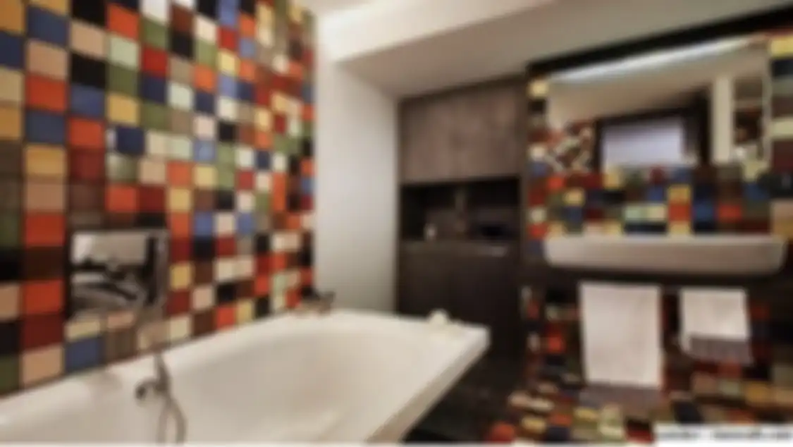 Dengan berani meniru dekorasi warna mencolok, pemilik rumah minimalis dapat foto interior kamar mandi mungil seperti begini.