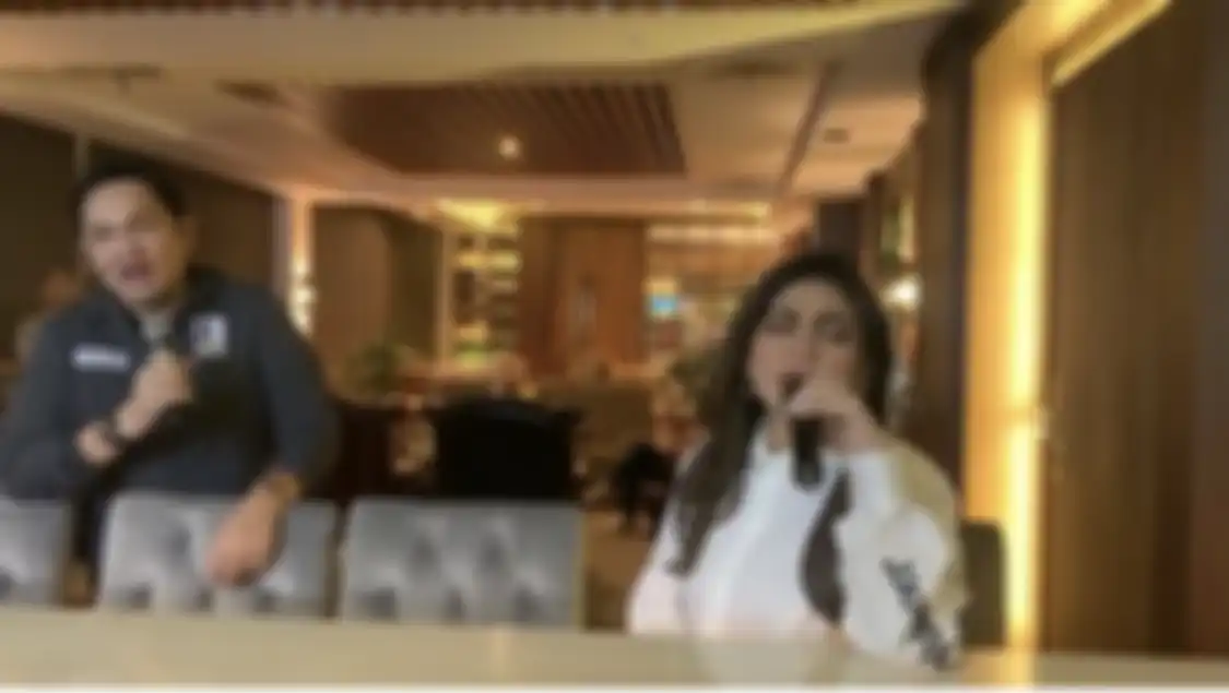 Farhat Abbas yang tampak rukun dengan Nia Daniaty membuat netizen heboh. Dia sengaja beri pesan menohok ke suami Olivia Nathania.