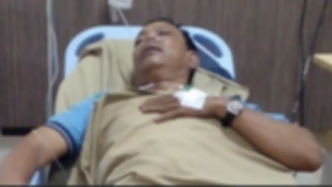 Foto istri Poltak Pasaribu korban tembak Ipda OS yang meratapi jenazah suaminya itu mendapatkan doa dan bela sungkawa dari kerabat mereka.