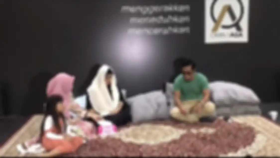 Nania Yusuf yang pernah duet dengan Delon memutuskan kembali memeluk Islam. Dia mengaku harus belajar salat dan mengaji lagi.