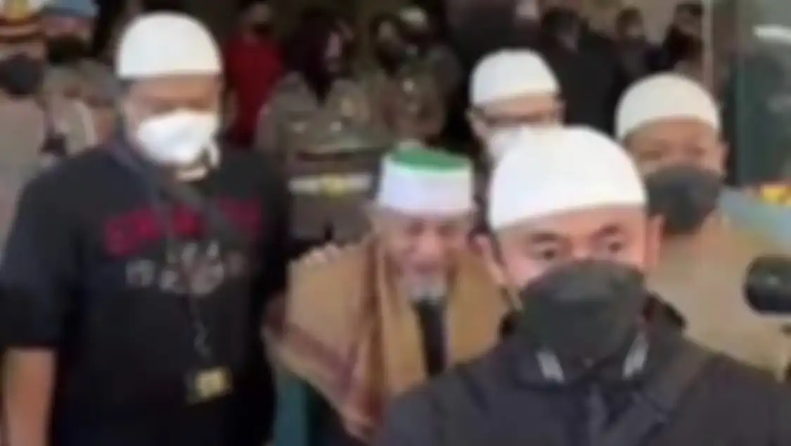 Pemimpin tertinggi Khilafatul Muslimin punya dendam gegara anaknya jadi korban pembantaian TNI di Lampung. Pantas ngotot bikin negara sendiri.