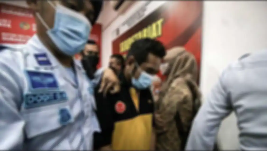 Bechi yang mewarisi Ponpes Shiddiqiyyah Jombang menyinggung peran mantan istri ayahnya. Dia akhirnya menyerah ke polisi. 