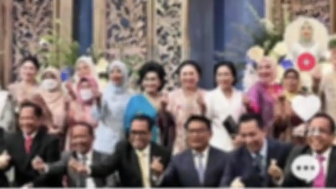 Gelagat Kapolri Jenderal Listyo Sigit di acara akad nikah anak menteri jadi sorotan. Kasus Brigadir berlarut-larut. Foto Kapolri banjir komentar.
