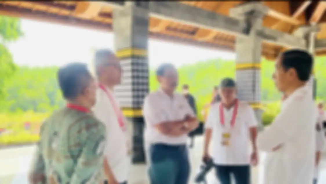 Foto gaya menteri Jokowi ini mencuri perhatian. Dia menyandang kamera DSLR lensa tele panjang di Tahura Bali. 