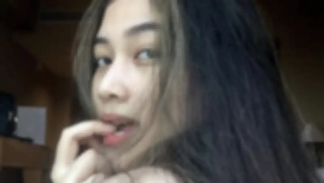 Selebgram Davina Novira terseret kasus prostitusi hingga mengunci koleksi foto genit. Dia membuat klarifikasi atas isu sensitif itu.