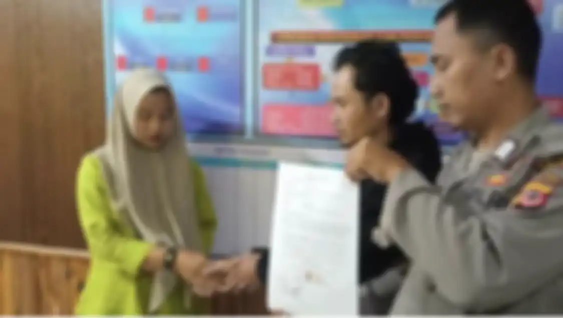 Foto wanita petugas SPBU dipiting pria bertopi bikin heboh netizen di media sosial. Kasusnya berakhir begini. 