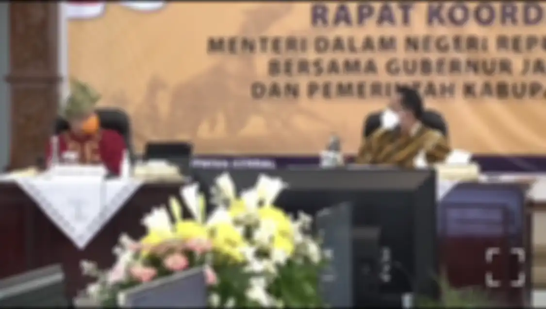 Tito Karnavian kecele lantaran penampilan Ganjar Pranowo saat menyambut kedatangan dirinya di Kabupaten Kendal, Jawa Tengah. 