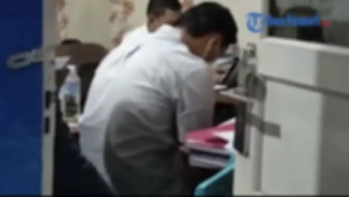 Foto tampang dosen Universitas Sriwijaya (Unsri) bernama Adhitya Rol Asmi yang menjadi tersangka pelecehan mahasiswi skripsi beredar.