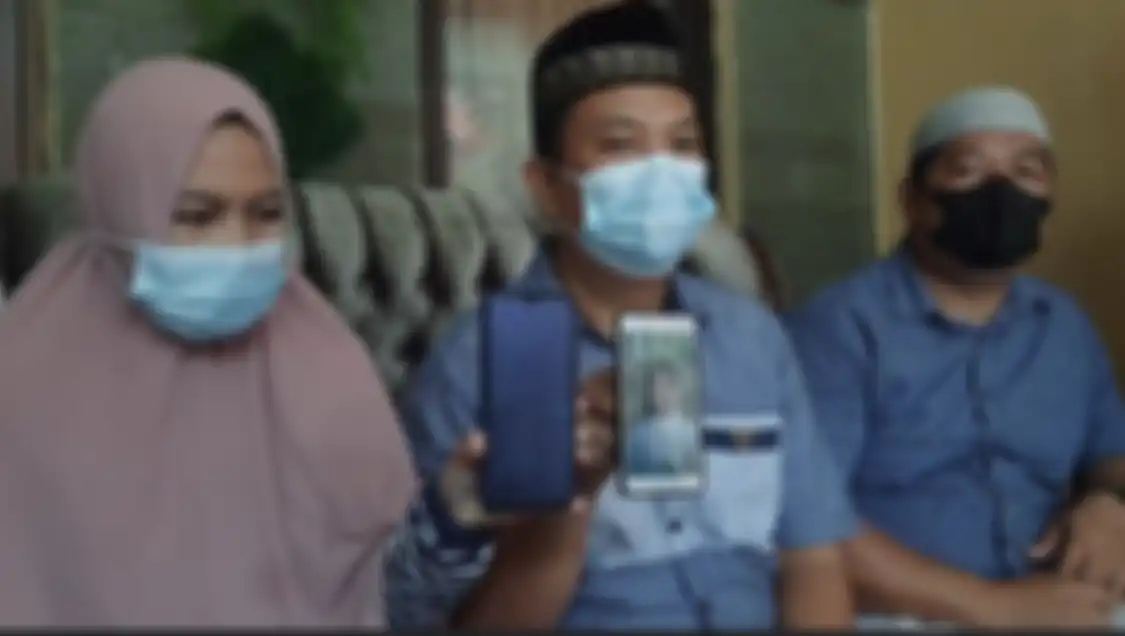 Korban dikenal sebagai siswa yang pendiam dan senang membuat puisi. Dia meregang nyawa gegara diteriaki maling saat mencari kucing.
