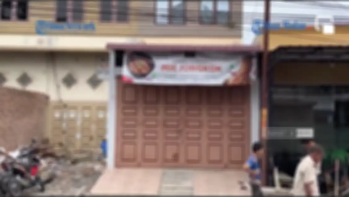 Indra Kenz tampak lesu saat memakai baju tahanan. Karyawan bisnis kulinernya nekat lakukan ini. Laporannya juga ditunda polisi. 