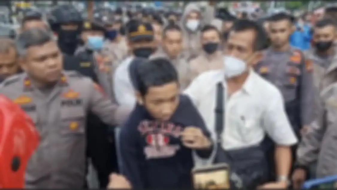 Foto terkini Kapolsek Gambir Kompol Rango Siregar dicari netizen. Sebab, perwira polisi ini menjadi korban kekerasan massa demo mahasiswa. 