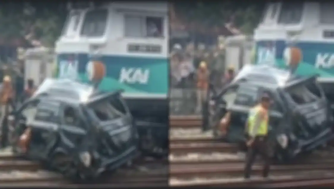 Foto penampakan mobil Avanza yang diseruduk KA Argo Sindoro bikin merinding. Begini kondisi sopirnya usai kecelakaan fatal.
