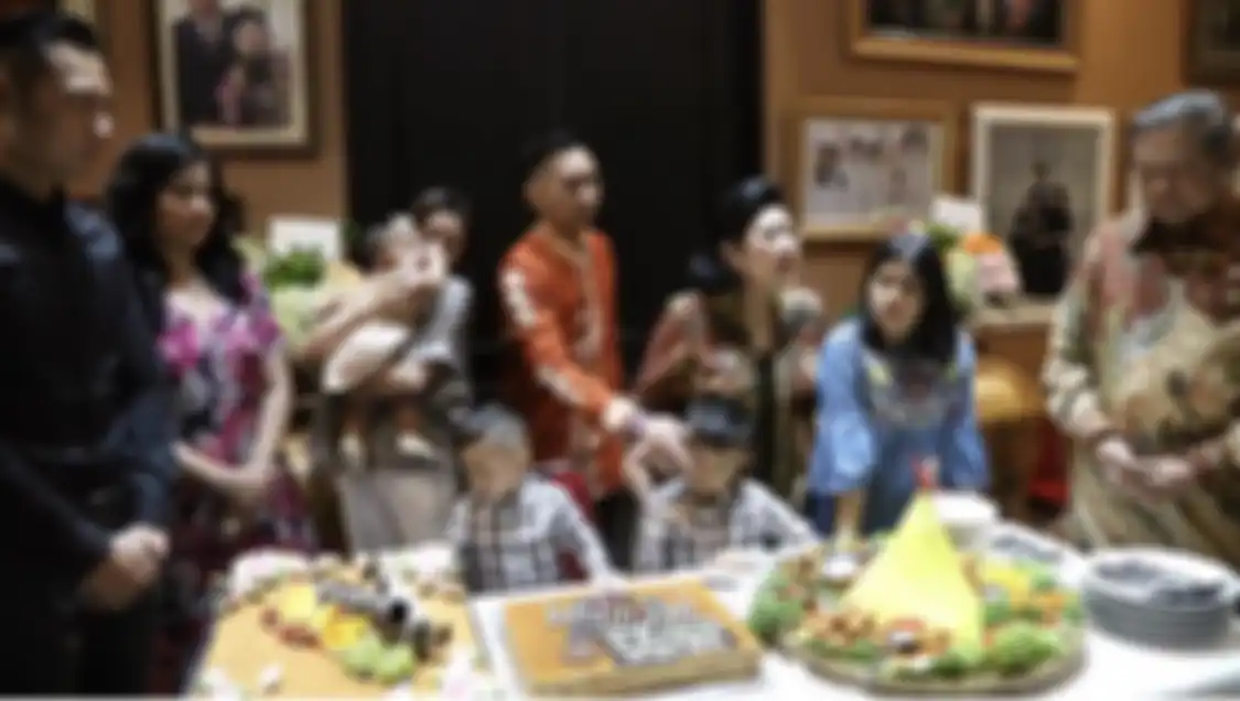 Ani Yudhoyono punya kebiasaan begini saat merayakan hari ulang tahun. Hati anak SBY remuk melihat foto kebaya sang ibunda. 