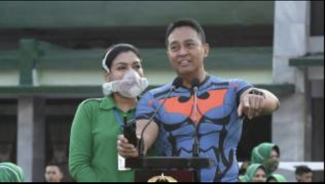 Tabiat asli istri Panglima TNI Jenderal Andika Perkasa sengaja dikuliti di media sosial. Foto sosoknya sampai viral gegara pakai masker mewah.
