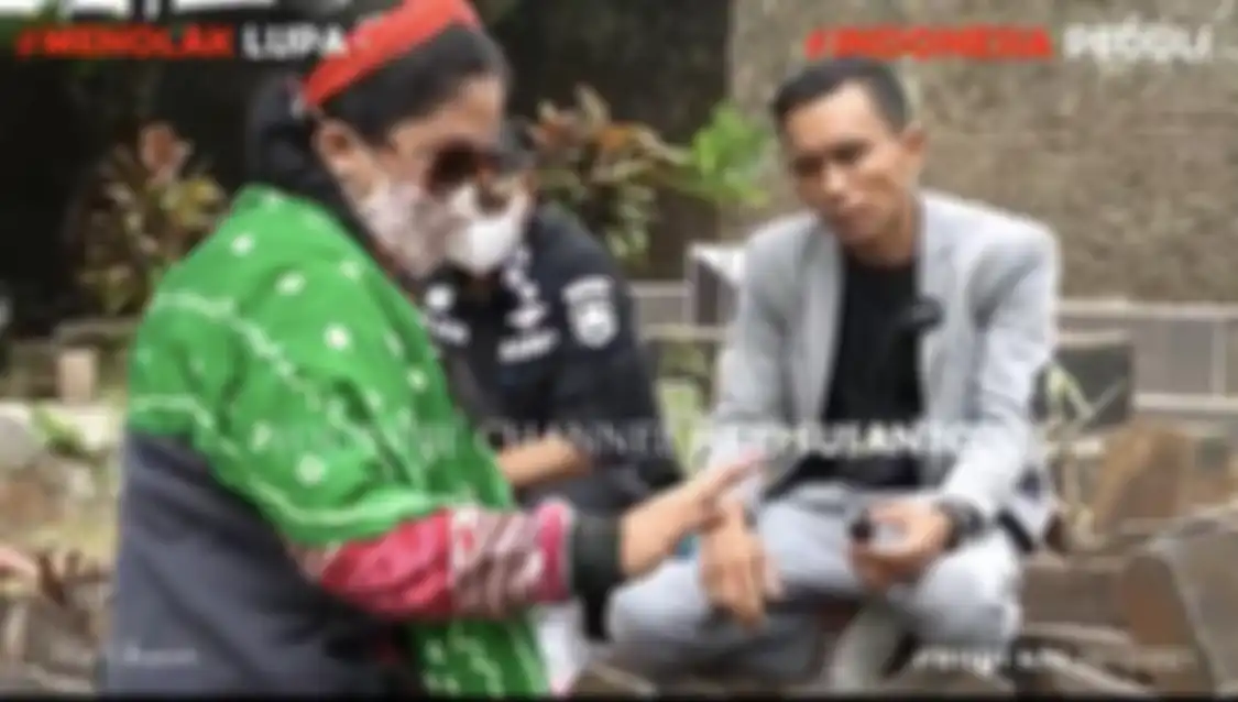 Ini foto tampang Rara Indigo yang melakukan silaturahmi dengan arwah kedua korban di lokasi makam Tuti Suhartini dan Amalia Mustika Ratu.