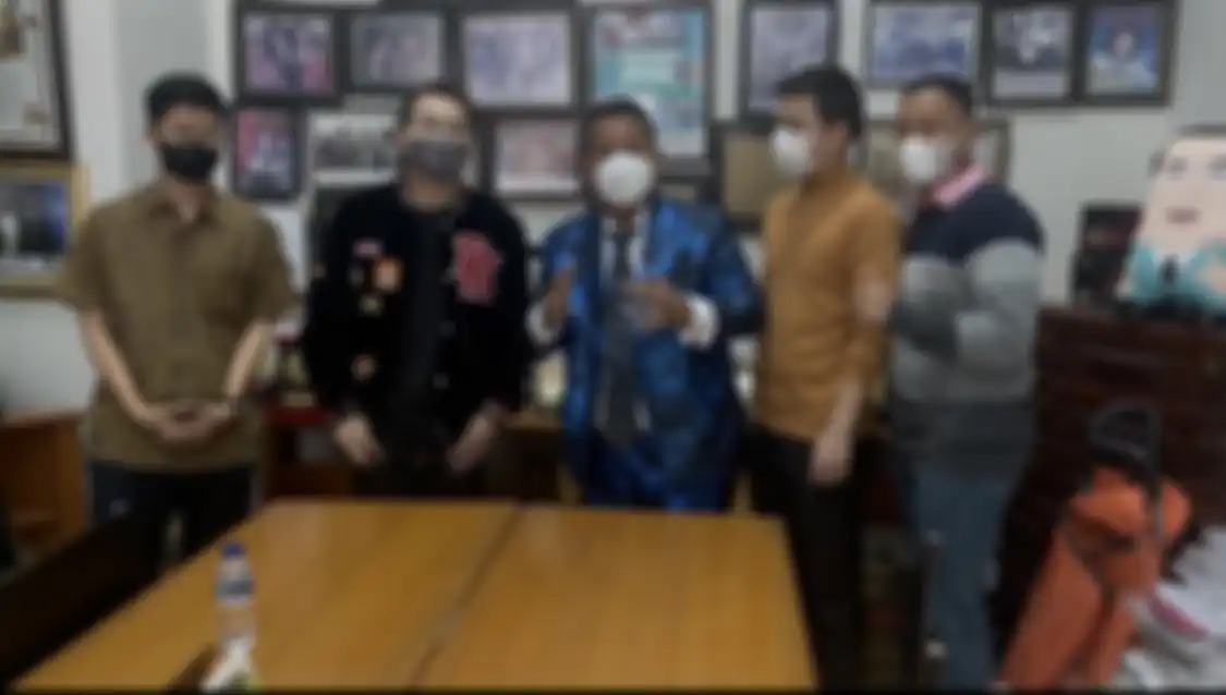 Hotman Paris sengaja memamerkan foto dirinya bersama dokter Richard Lee di akun Instagram pribadinya. Razman Arif murka melihatnya.