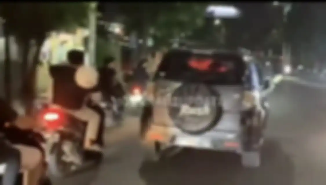 Netizen menanyakan keberadaan mobil patroli polisi yang tertangkap kamera ikut mengejar mobil sopir lansia yang terus diteriaki maling itu. 