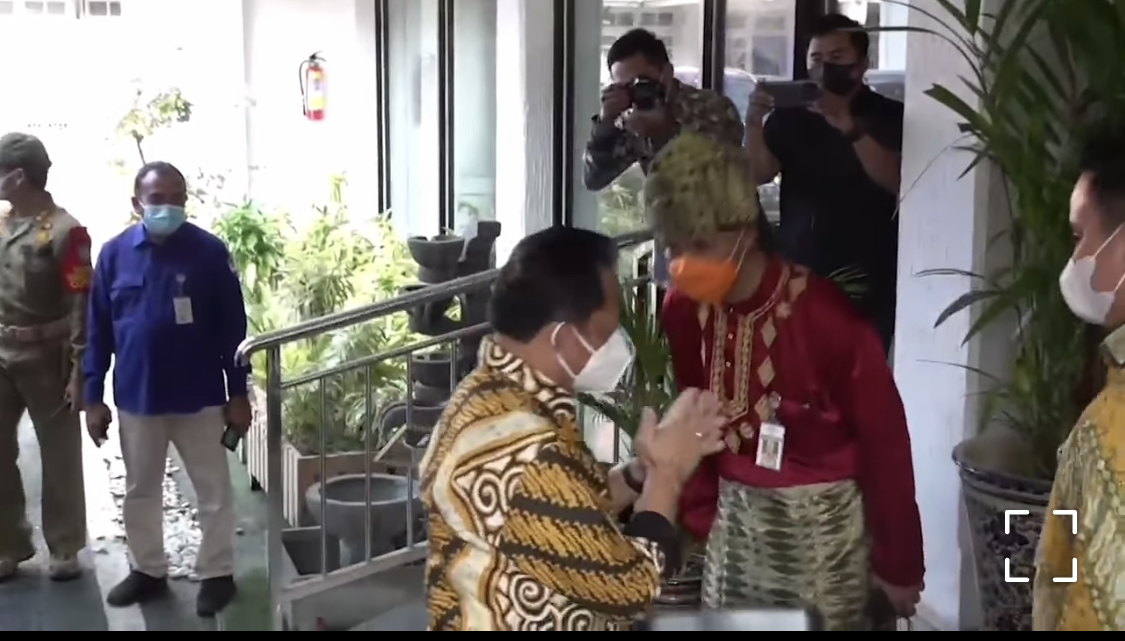 Tito Karnavian kecele lantaran penampilan Ganjar Pranowo saat menyambut kedatangan dirinya di Kabupaten Kendal, Jawa Tengah. 