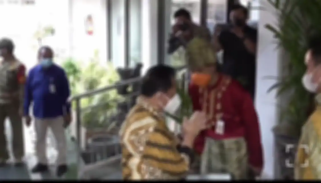 Tito Karnavian kecele lantaran penampilan Ganjar Pranowo saat menyambut kedatangan dirinya di Kabupaten Kendal, Jawa Tengah. 
