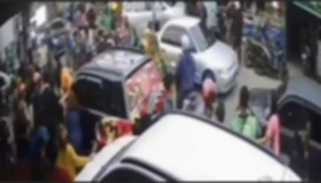 Seorang emak-emak yang menabrak pemotor hingga tewas di Medan sudah ditetapkan sebagai tersangka. Foto tampang pelaku disebarkan.