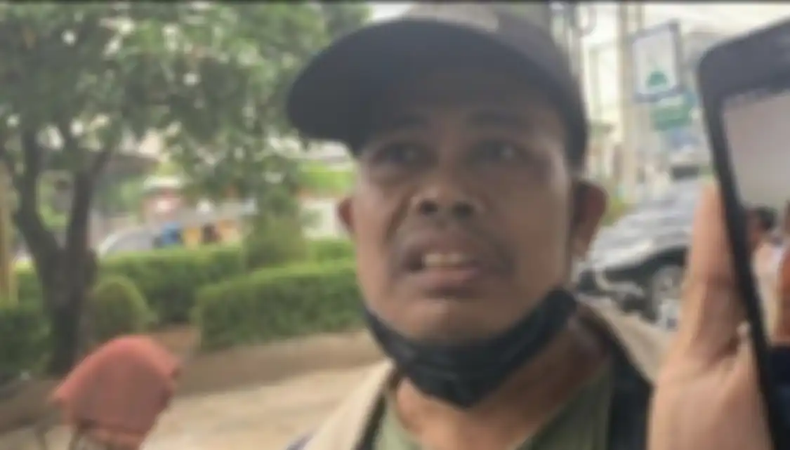 Anggota Brimob Aipda Edi Santoso menjadi korban begal di Bekasi. Tubuhnya yang bersimbah darah terkulai lemah di jalanan.