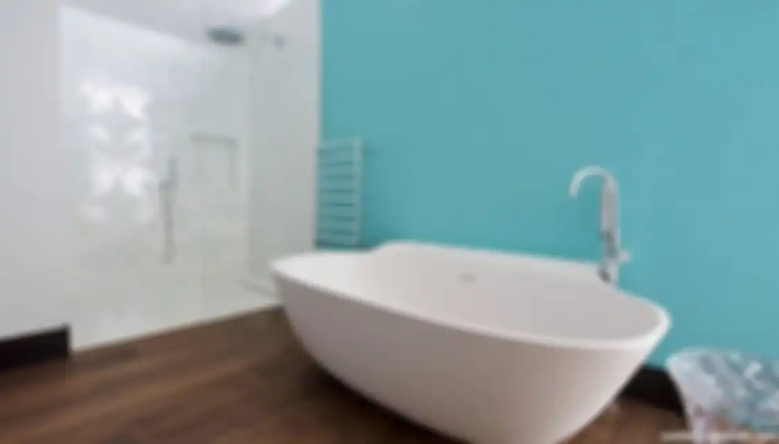 Dengan berani meniru dekorasi warna mencolok, pemilik rumah minimalis dapat foto interior kamar mandi mungil seperti begini.