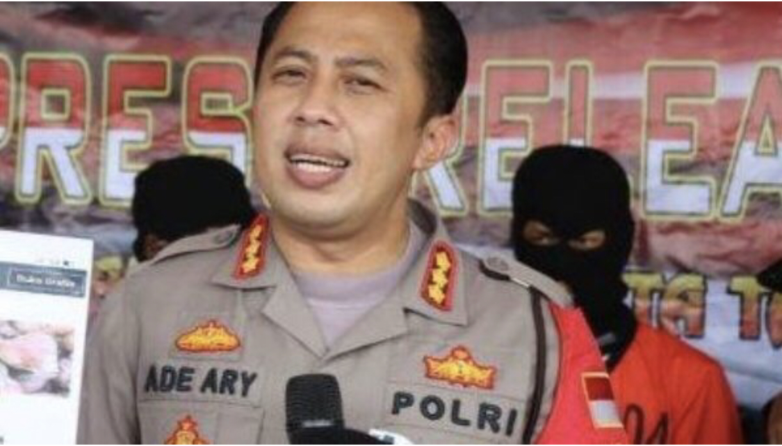 Inilah profil Kombes Ade Ary Syam Kapolres Jaksel yang sengaja sebarkan nomor HP pribadi ke publik. Foto sosoknya sampai dikulik.