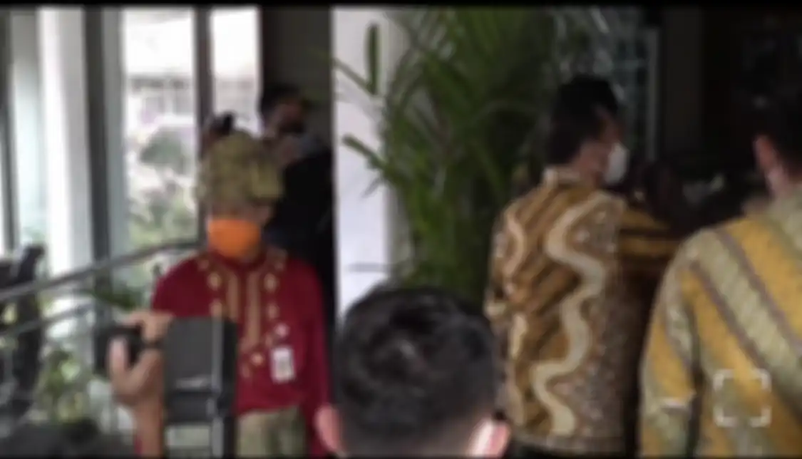 Tito Karnavian kecele lantaran penampilan Ganjar Pranowo saat menyambut kedatangan dirinya di Kabupaten Kendal, Jawa Tengah. 