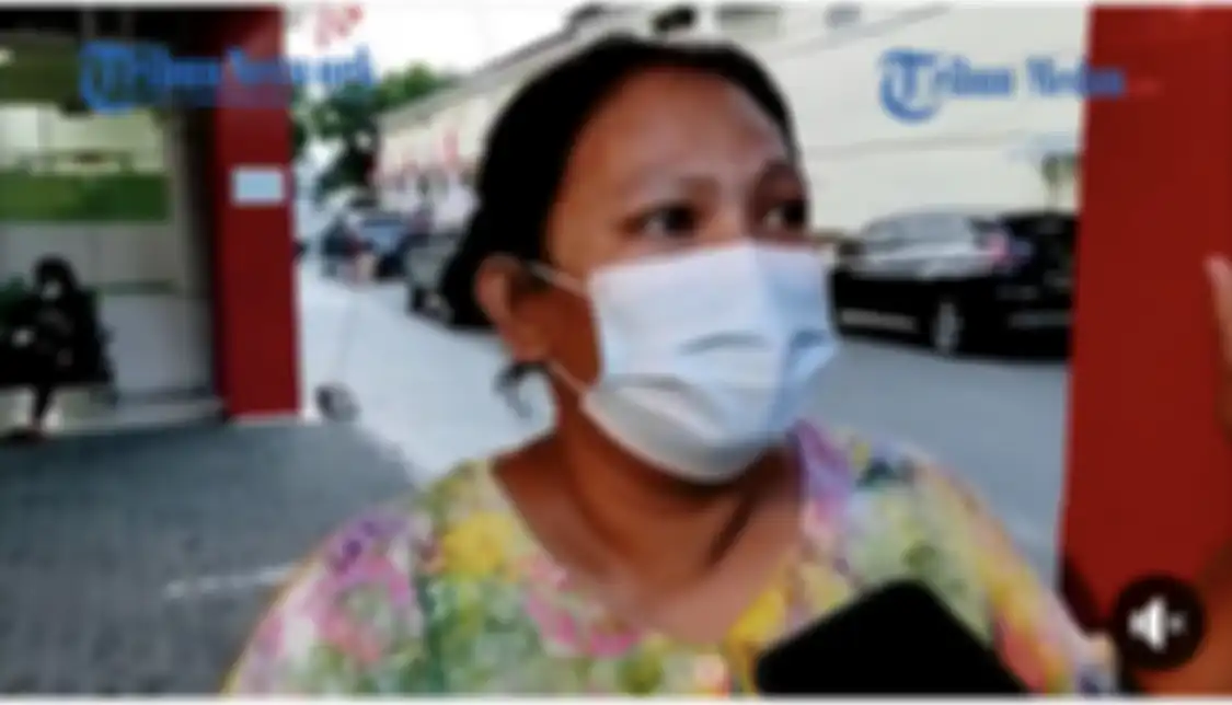 Istri korban tembak dalam peristiwa perampokan toko emas di Medan. Foto kroban tembak beredar di media sosial. 