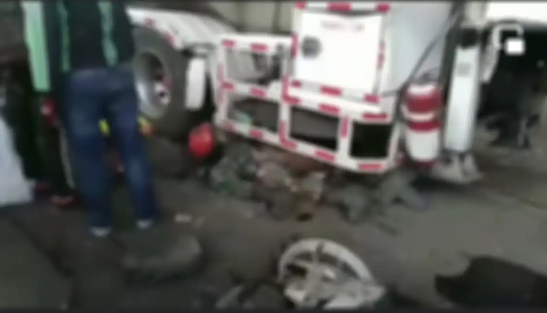Foto penampakan anggota TNI AL tewas di kolong truk Pertamina bikin merinding. Begini penyebab kecelakaan maut Cibubur.