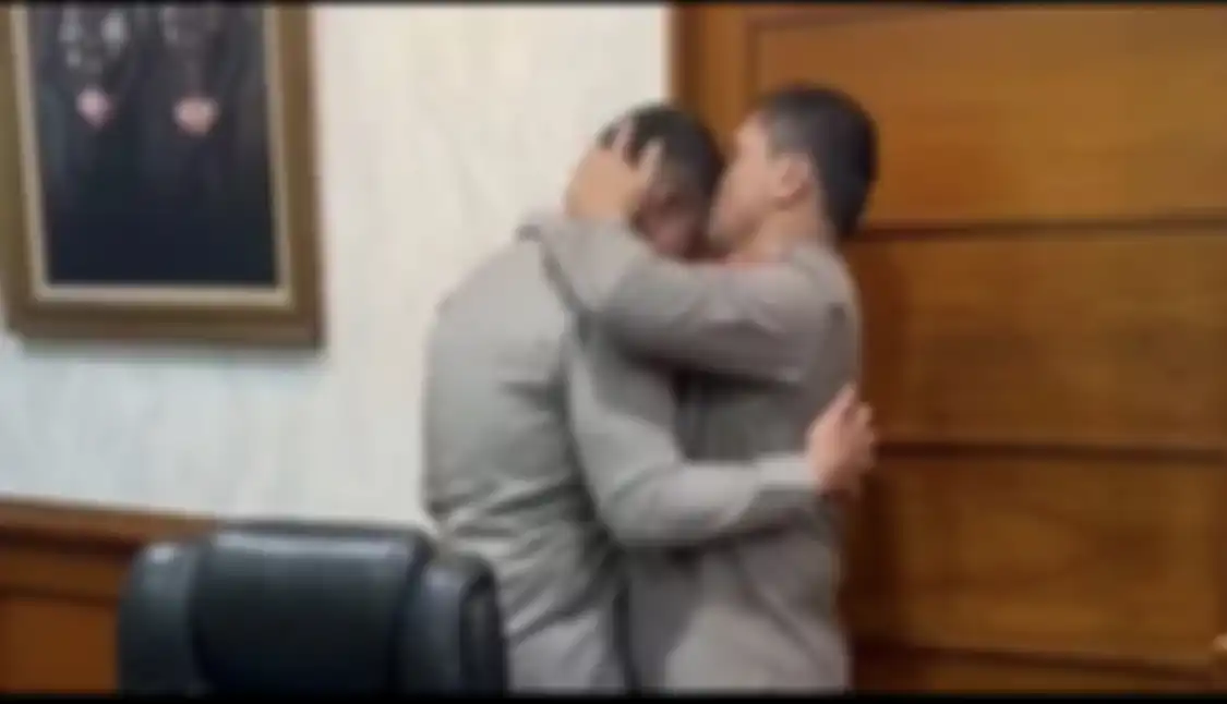 Kapolda Metro Jaya Irjen Fadil Imran yang anak buahnya ditahan kasus Ferdy Sambo ternyata besanan sama petinggi Polri. 